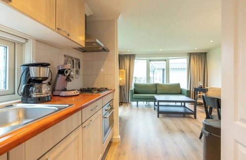 Sint-Annaland Resort | Cozy Chalet 80: Family-Friendly Resort with Spa & Breakfast