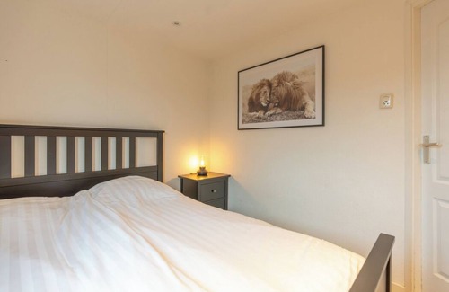 Sint-Annaland Resort | Cozy Chalet 80: Family-Friendly Resort with Spa & Breakfast