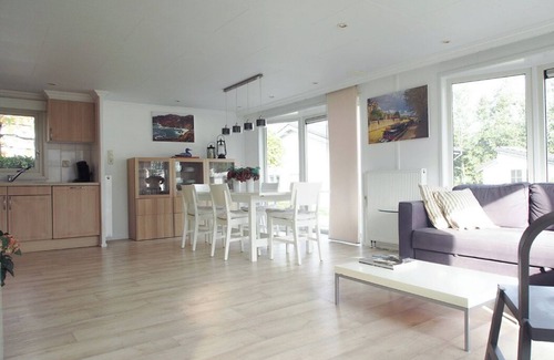 Sint-Annaland Resort | Cozy Chalet 84 with Oceanfront Views and Spa Amenities