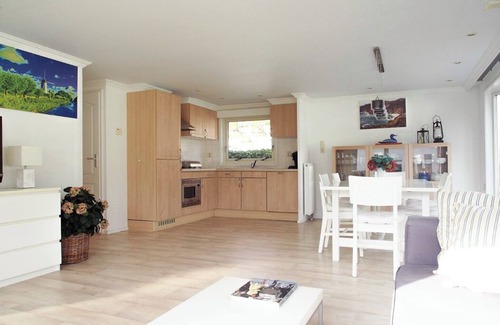 Sint-Annaland Resort | Cozy Chalet 84 with Oceanfront Views and Spa Amenities