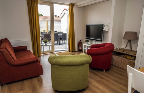 Sint-Annaland Resort | Chalet 94: Family-Friendly Resort with Relaxing Spa Amenities