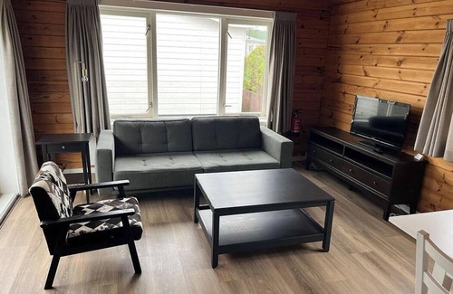 Sint-Annaland Resort | Cozy Chalet 96: Two Bedroom Resort with Kitchen Amenities