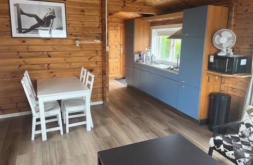 Sint-Annaland Resort | Cozy Chalet 96: Two Bedroom Resort with Kitchen Amenities