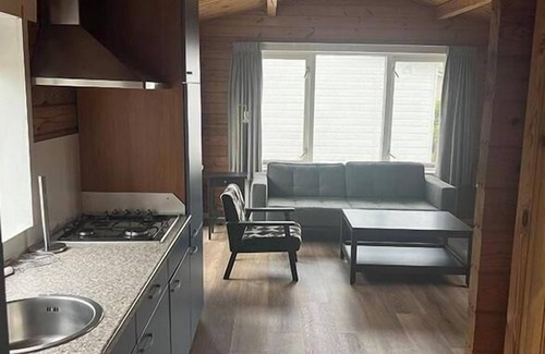 Sint-Annaland Resort | Cozy Chalet 96: Two Bedroom Resort with Kitchen Amenities