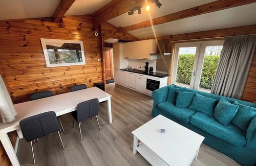 Sint-Annaland Resort | Cozy Chalet 96A - Ocean View Retreat with Spa Amenities