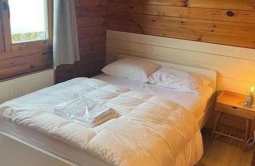 Sint-Annaland Resort | Cozy Chalet 96A - Ocean View Retreat with Spa Amenities