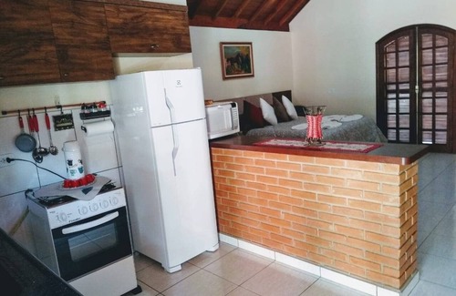 Paraisopolis Ski Chalet | Chalet Near Gonçalves: Cozy Stay with Kitchen & Pet Access