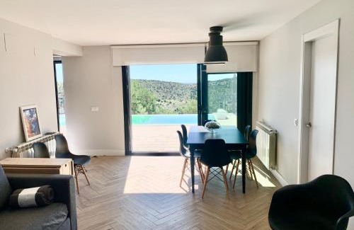 Torremocha de Jarama Villa | New Chalet with Spectacular Mountain Views & Hot Tub