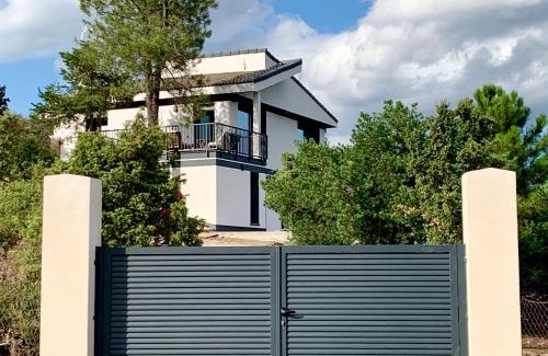 Torremocha de Jarama Villa | New Chalet with Spectacular Mountain Views & Hot Tub