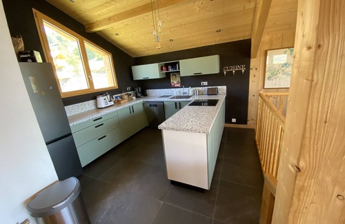 Allos Ski Chalet | Family-Friendly Chalet A LA Montagne with Modern Amenities
