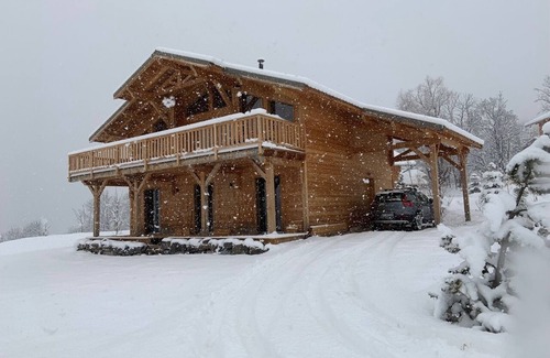 Allos Ski Chalet | Family-Friendly Chalet A LA Montagne with Modern Amenities