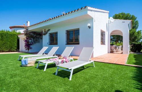 Les Tres Cales Villa | Oceanfront Chalet a pie Cala Forn with Pool & Family Fun