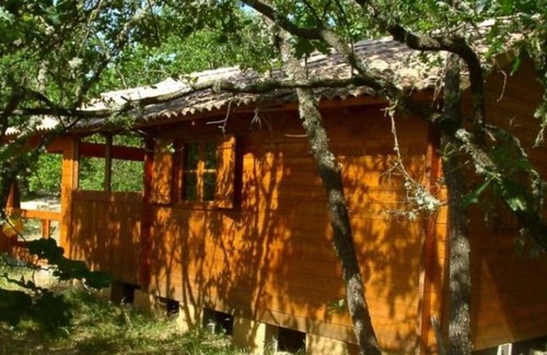 Simiane-la-Rotonde Cabin | Pet-Friendly Chalet Acanthe with Pool and Spa Amenities