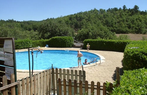 Simiane-la-Rotonde Cabin | Pet-Friendly Chalet Acanthe with Pool and Spa Amenities