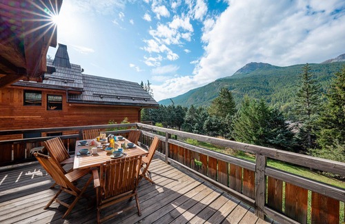 Saint-Chaffrey Ski Chalet | Indulge at Chalet Aiguillette: Spa, Hot Tub & Family Friendly