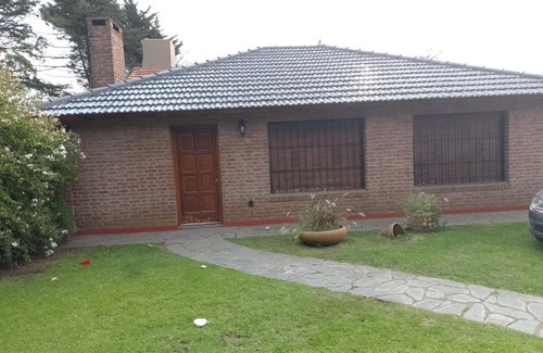 Las Colinas de Peralta Ramos House | Tranquil Chalet Alfar: Pet-Friendly Retreat with Ocean View