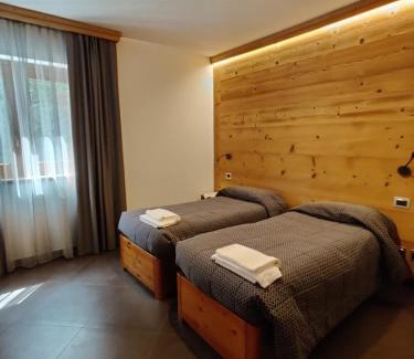 Sauze d'Oulx Hotel | Chalet Allemand: Family-Friendly Retreat with Great Ratings