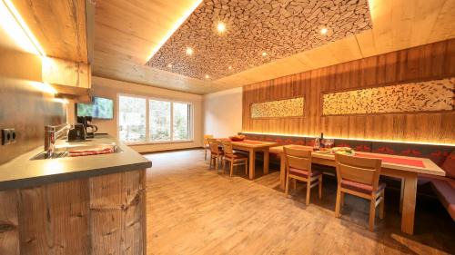 Lanersbach Ski Chalet | Explore Chalet Alpinhome: Family-Friendly Retreat, 9.5/10