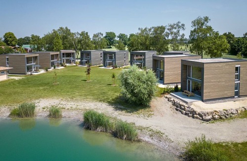 Leipheim Apartment | Scenic Chalet am Sonnensee: Family-Friendly Lake Retreat