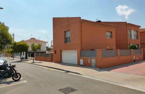Reus House | Spacious Chalet with Garden and BBQ Area for Families