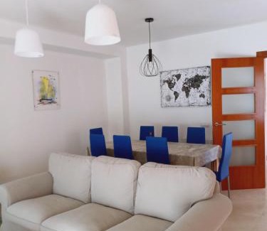 Reus House | Spacious Chalet with Garden and BBQ Area for Families