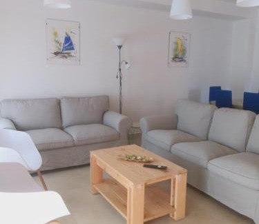 Reus House | Spacious Chalet with Garden and BBQ Area for Families