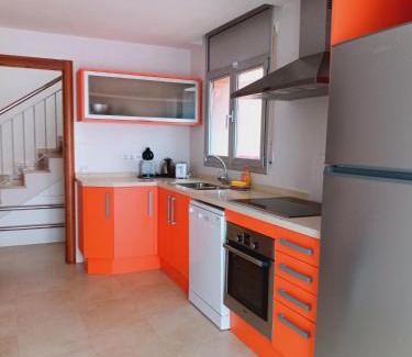 Reus House | Spacious Chalet with Garden and BBQ Area for Families