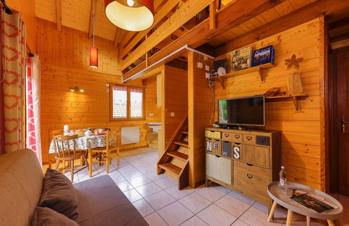 Soultzeren Ski Chalet | Mountain View Retreat: Chalet Anemone with Breakfast & Kitchen
