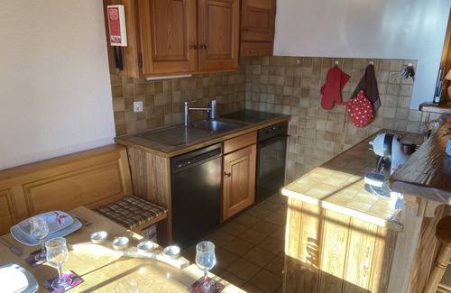 Chesieres Apartment | Scenic 2-Bedroom Apartment with Ocean Views & Free WiFi