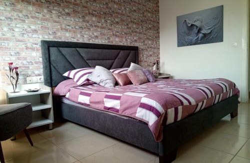 Duhur ash Shuwayr Ski Chalet | Relaxing Chalet Apartment at Tilal Fanar Resort with Pool