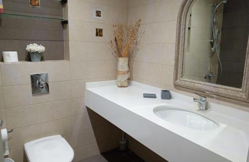 Duhur ash Shuwayr Ski Chalet | Relaxing Chalet Apartment at Tilal Fanar Resort with Pool