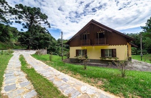 Bananal Ski Chalet | Cozy Chalet Araucária with Lake View in Serra da Bocaina