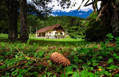 Bananal Ski Chalet | Cozy Chalet Araucária with Lake View in Serra da Bocaina
