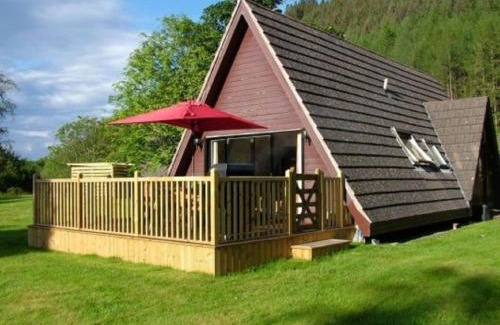 South Laggan Ski Chalet | Cozy Chalet Ardlui Lodge: Oceanfront & Pet Friendly Retreat