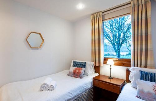 South Laggan Ski Chalet | Cozy Chalet Ardlui Lodge: Oceanfront & Pet Friendly Retreat