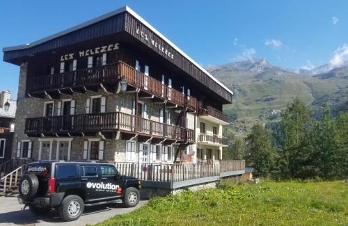 Les Boisses Hotel | Oceanfront Retreat at CHALET AUBERGE - Les Mélèzes