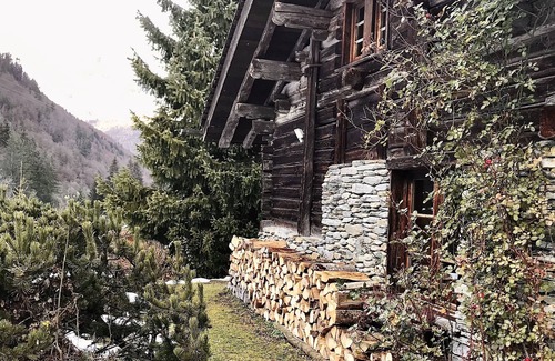 Les Houches Ski Chalet | Experience Chalet Authentique Amidst Nature's Beauty