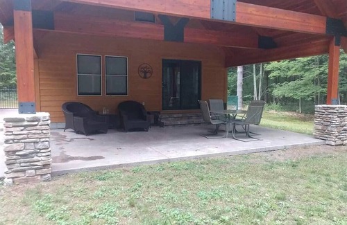 Au Gres Ski Chalet | Cozy Chalet with Beach Access for Family Getaways