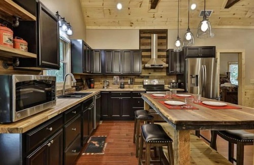 Eagle Mountain Cabin | Chalet Bellaboo: Pet-Friendly Retreat with Lake Views