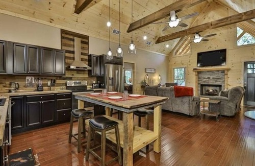 Eagle Mountain Cabin | Chalet Bellaboo: Pet-Friendly Retreat with Lake Views