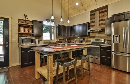Eagle Mountain Cabin | Chalet Bellaboo: Pet-Friendly Retreat with Lake Views