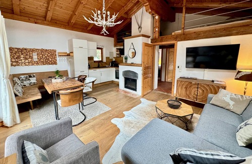 Kitzbuehel Ski Chalet | Cozy Chalet Belle Kitz: Pool & Breakfast Included!