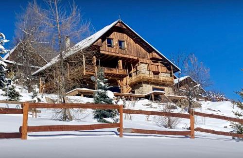 Villarembert Ski Chalet | Cozy Chalet Bendo - Family-Friendly Retreat with Hot Tub