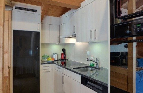 Grindelwald Apartment | Chalet Bienli: Cozy Retreat with Lake View & Spa