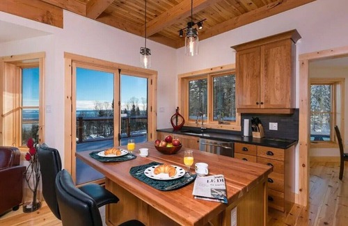 Les Eboulements Ski Chalet | Blue Cottage 55: Rustic Retreat with Spa & Forest Access