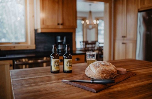 Les Eboulements Ski Chalet | Blue Cottage 55: Rustic Retreat with Spa & Forest Access