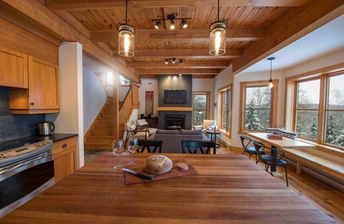 Les Eboulements Ski Chalet | Blue Cottage 55: Rustic Retreat with Spa & Forest Access