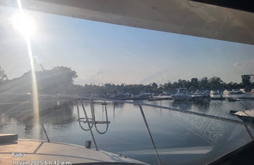Ville-Marie Boat Rental | Chalet Boat in the heart of Montreal