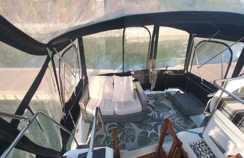 Ville-Marie Boat Rental | Chalet Boat in the heart of Montreal