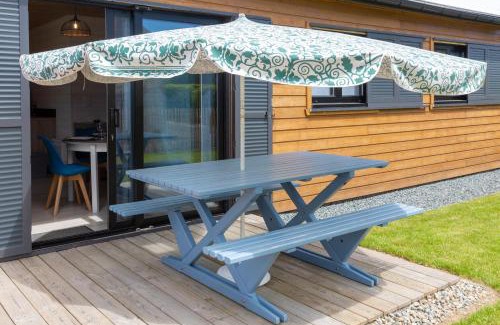 Plobannalec-Lesconil Ski Chalet | Cozy Chalet Just 2km from the Beach - Family Friendly Stay
